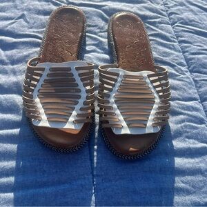 Blowfish Rylim White/Tan Flat Huaraches Sandals Size 9